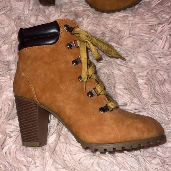 BellaMańe Ankle Boots - Picture 6 of 7